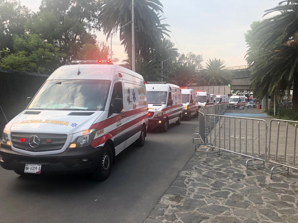 Equipo médico dentro de ambulancia